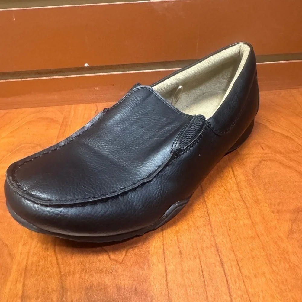 Place Men's Classic Black Leather Slip-Ons